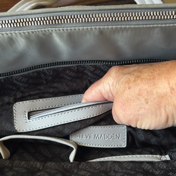 Steve Madden laptop purse, bag, satchel, so much space, pocket’s, messenger bag. - Picture 4 of 10